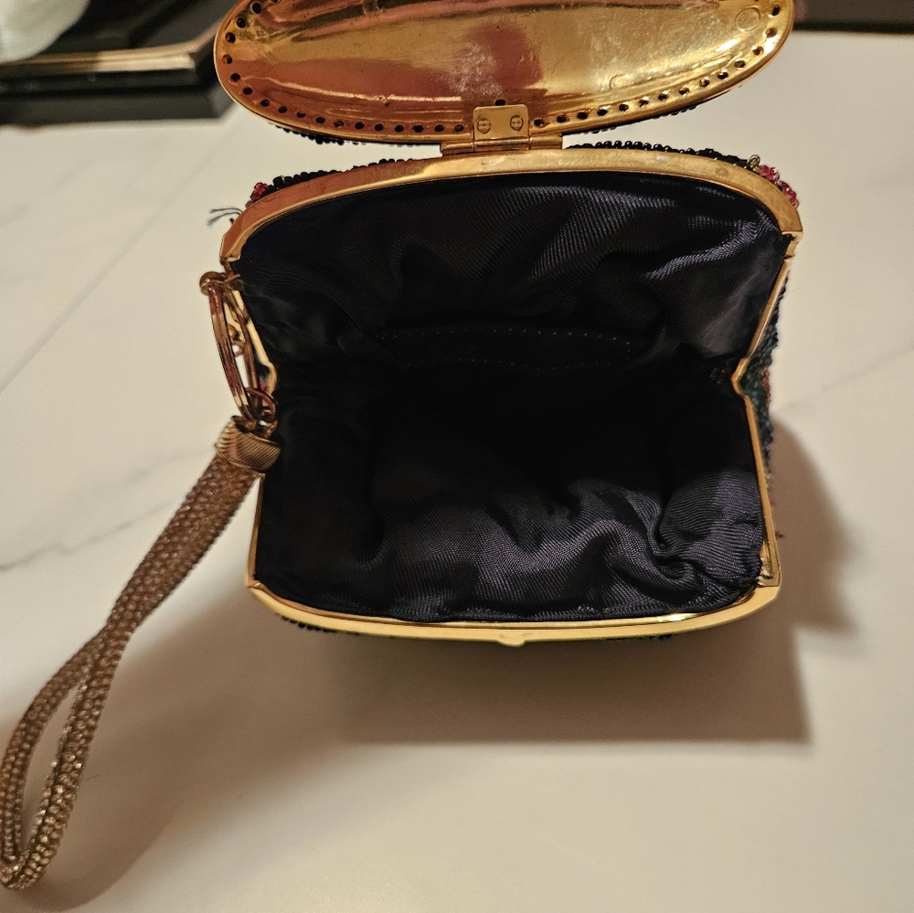 Vintage 😍  beaded clutch with gold hardware - Picture 4 of 7